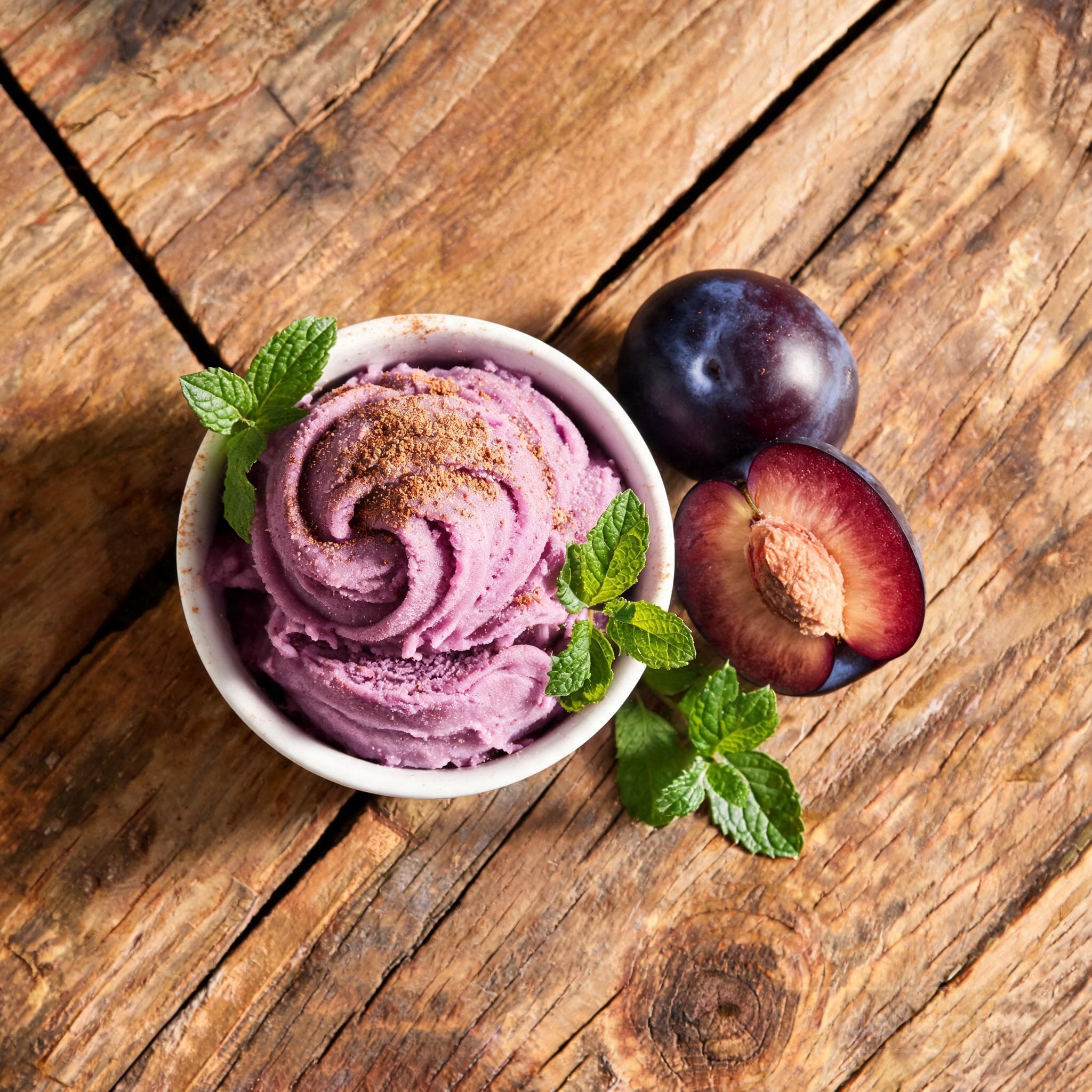 Cremiges Pflaumensorbet mit Zimt