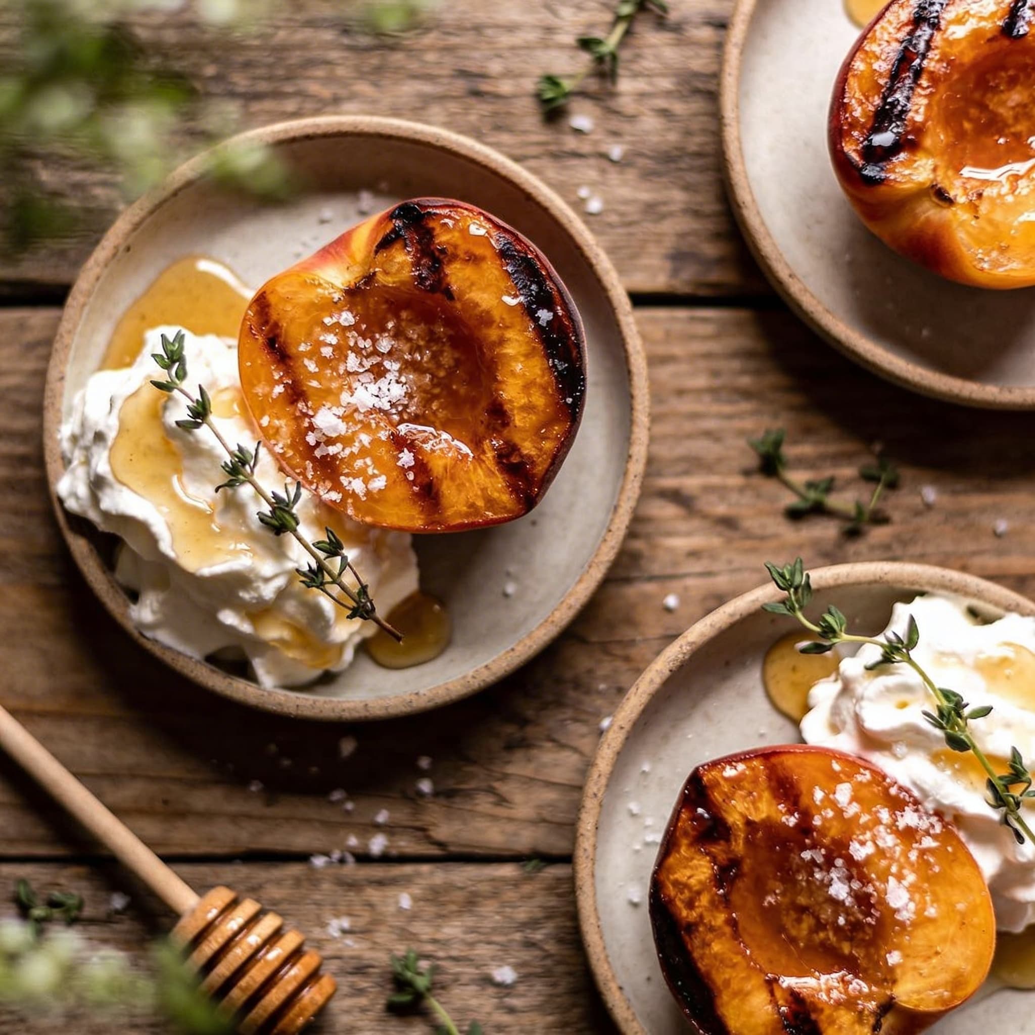 Gegrillte Honig-Pfirsiche mit Sahne